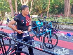 Menparekraf Sandiaga Uno Menunjukkan Semangat Juang di Lomba Sungailiat Triathlon 2023