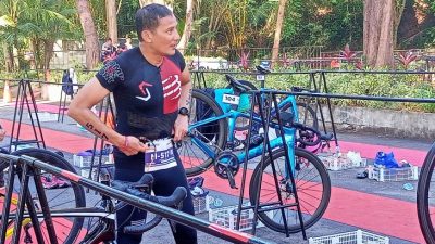 Menparekraf Sandiaga Uno Menunjukkan Semangat Juang di Lomba Sungailiat Triathlon 2023