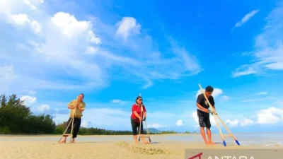 Dinparbud Bangka Membuka Jendela Tradisi: Lomba Unik yang Memikat di Pantai Takari